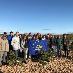 Foto del grupo en el característico viñedo de Châteauneuf-du-Pape