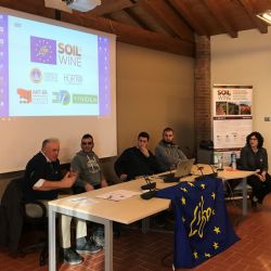 Mesa redonda con los viticultores de las bodegas DEMO